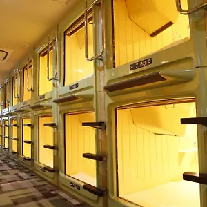 Shinjuku Kuyakusho-mae Capsule Hotel cápsula